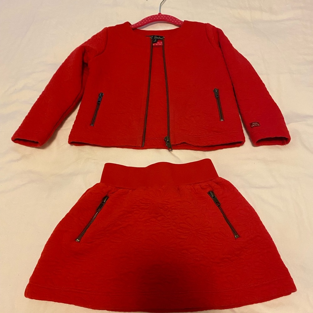 Stylish outfit! Matching jacket and skirt.